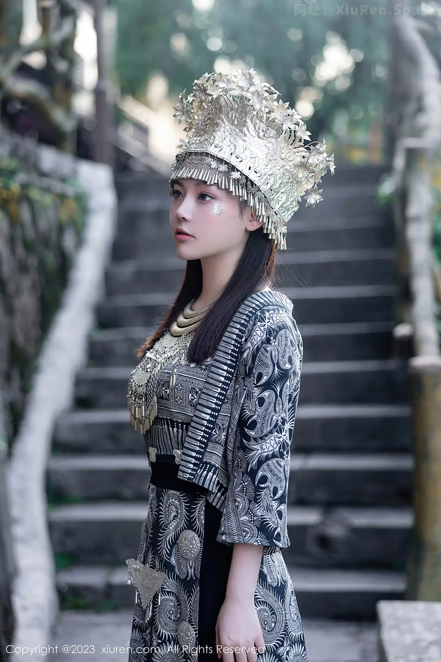 图片[5]-[XiuRen秀人网]VOL.7448 模特豆瓣酱户外性感银饰苗族服饰半脱秀丰腴身材完美诱惑写真82P-秀人网官方网站